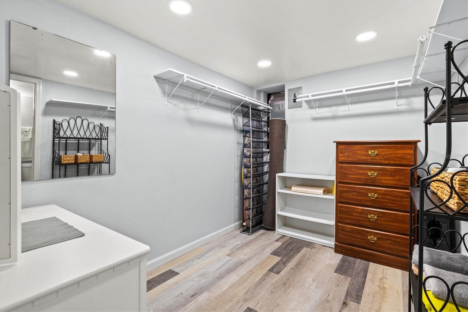 BAYSHORE ON THE LAKE APTS II SEC 3 - Residential