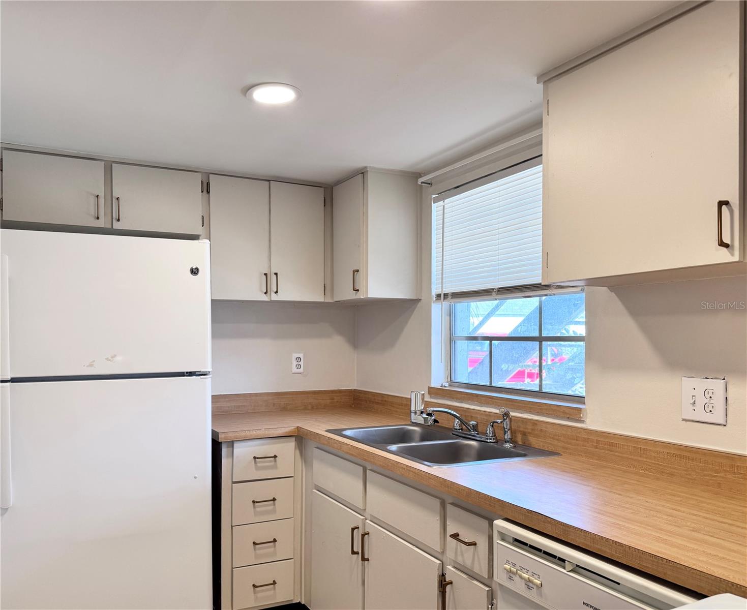 1000 S SEMORAN BOULEVARD 305