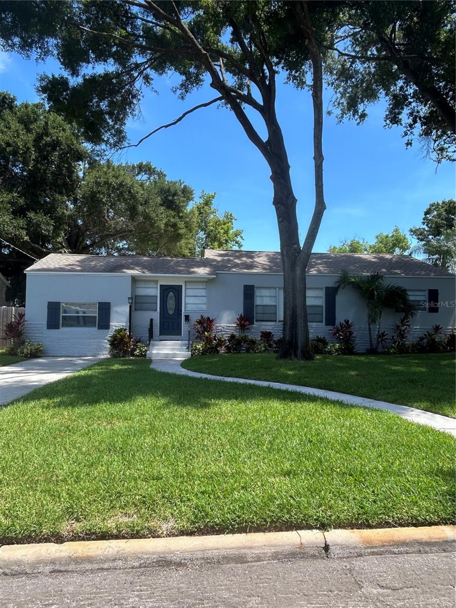 Move in ready 4 bed / 3 bath home in the charming South Tampa neighborhood of Virginia Park. Located in the heart of South Tampa, this luxurious home sits on a beautifully landscaped oversized lot with the added bonus of a large newly-installed paver deck. Enjoy outdoor gatherings and BBQs in the large outdoor entertaining area.
This approximately 2,200 square foot home has just undergone a complete renovation. In addition to four bedrooms, the home includes a separate study/office area - perfect for anyone working from home. The home also features a spacious dining room, eat-in kitchen and a huge family room.
Updates include:
- Gourmet kitchen with granite countertops, white shaker cabinets and state-of-the-art stainless steel appliances;
- Fully renovated bathrooms with marble tile, walk-in shower in master and modern fixtures;
- New paver patio and immaculately landscaped backyard;
- Luxury vinyl plank throughout;
- Air conditioner is 3 years old
House is not in a flood zone, no HOA and in Plant High School district!