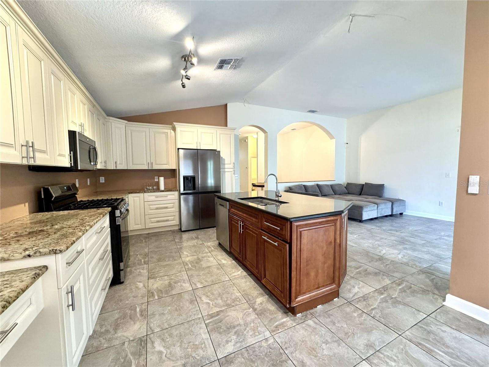 MEADOW POINTE PRCL 17 - Residential Lease