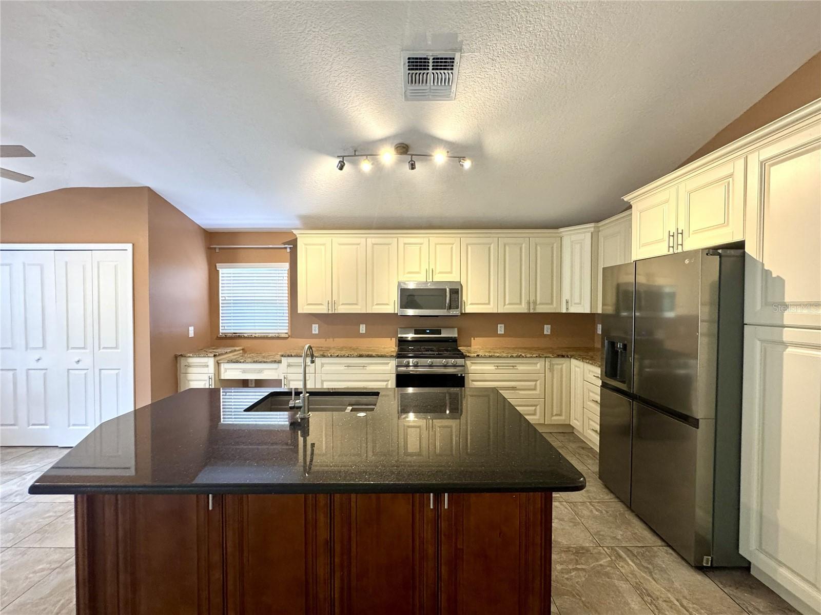 MEADOW POINTE PRCL 17 - Residential Lease