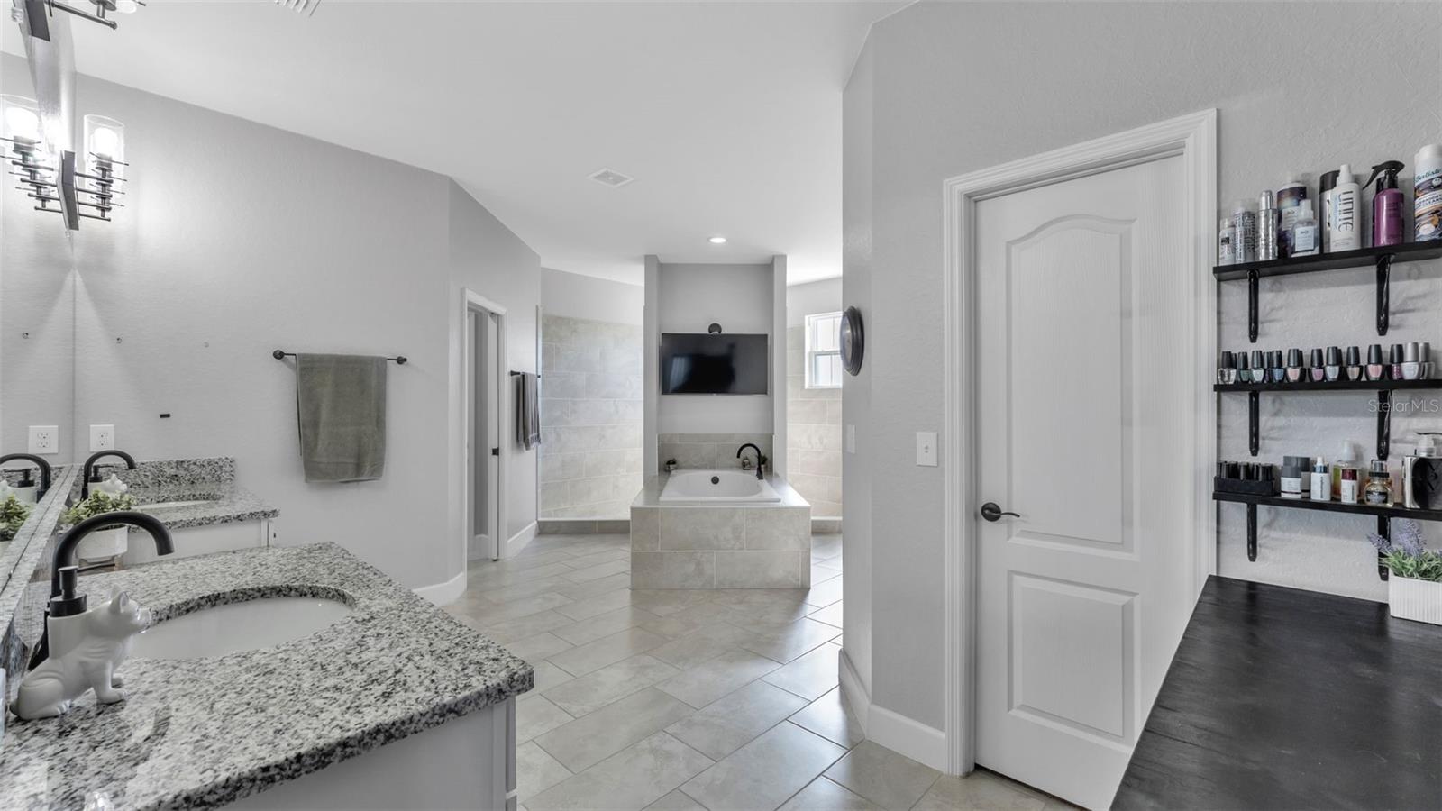 ESTATES/SIXTY - Residential