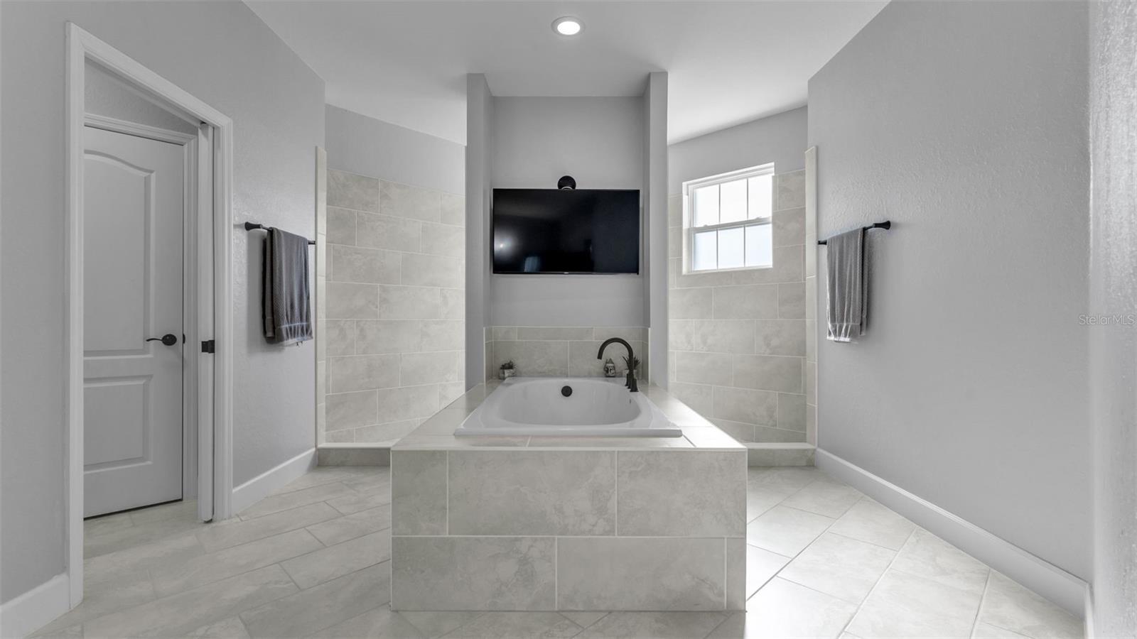 ESTATES/SIXTY - Residential