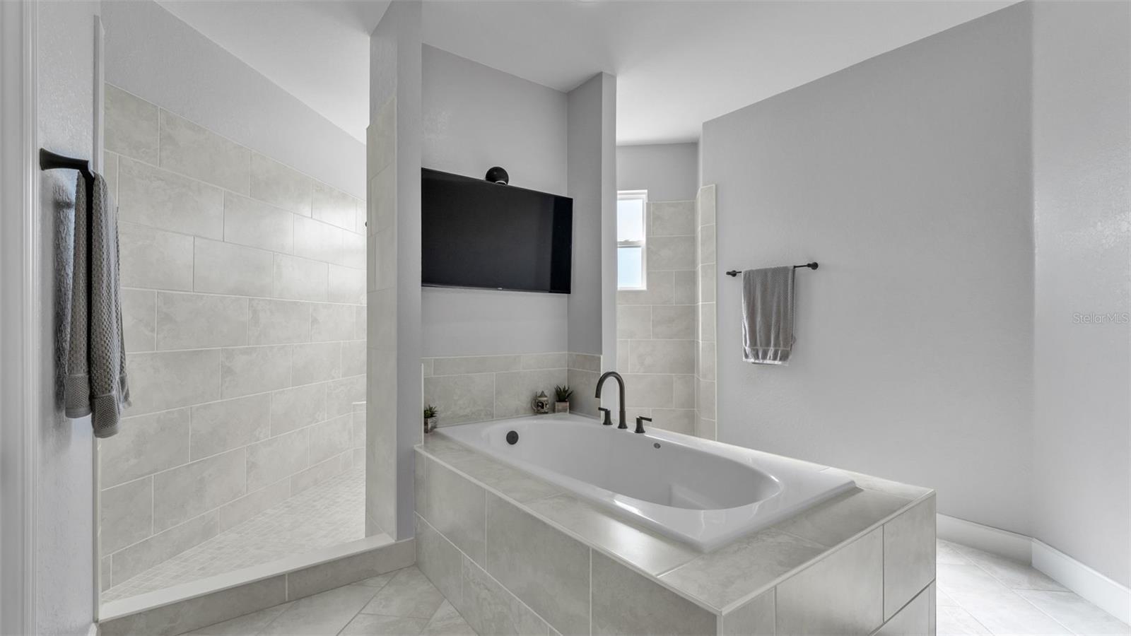 ESTATES/SIXTY - Residential