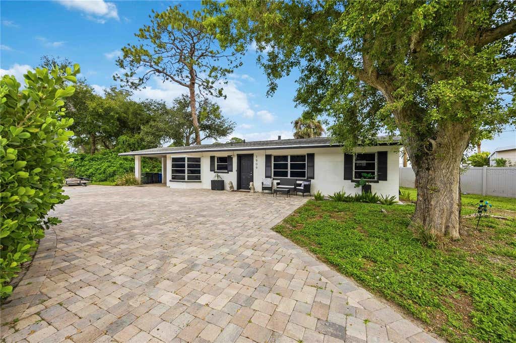 Photo of 1909 Buccaneer Drive, Sarasota, FL 34231 (MLS # A4700673)