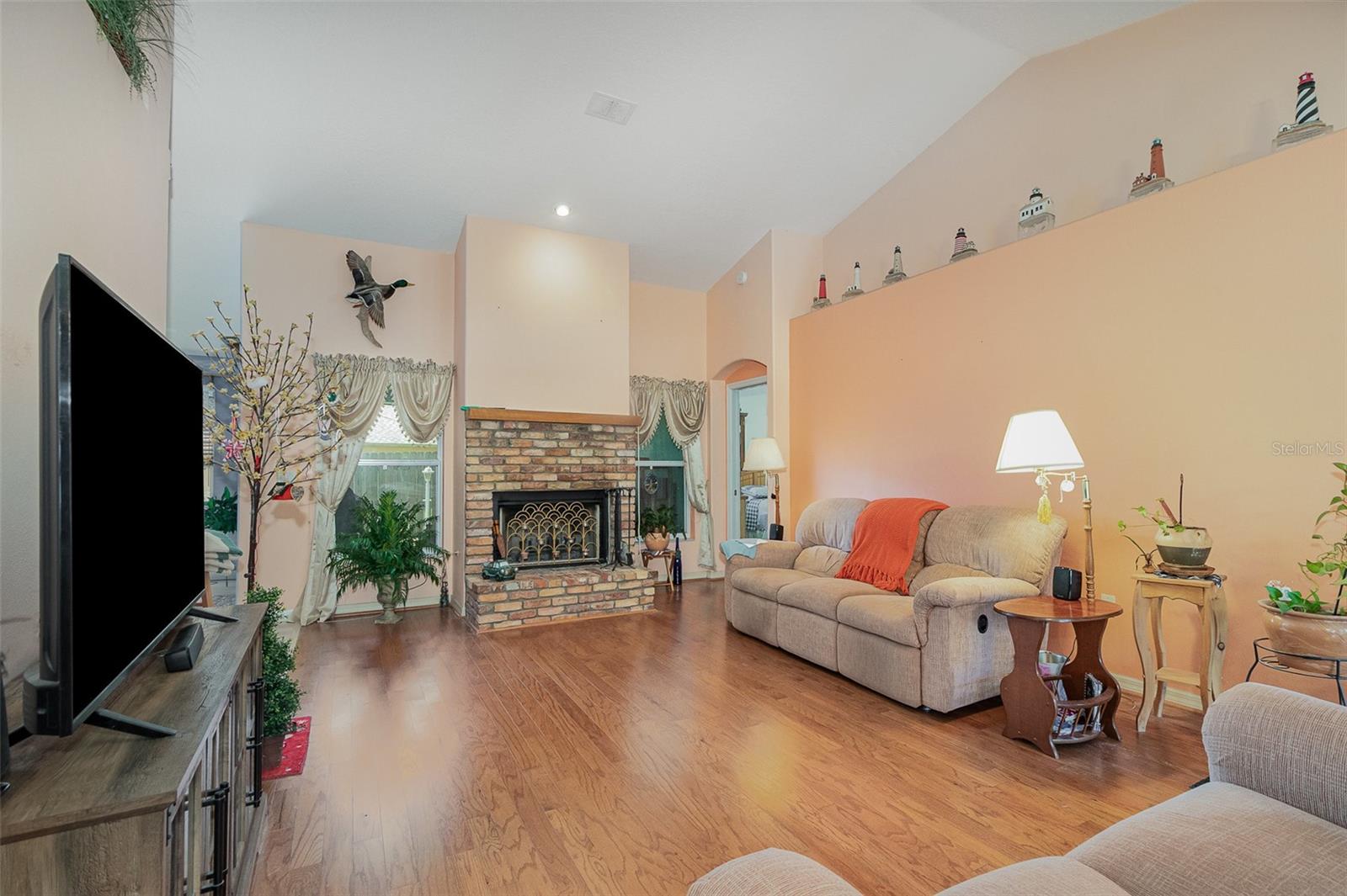 2283 KNOLLWOOD DRIVE