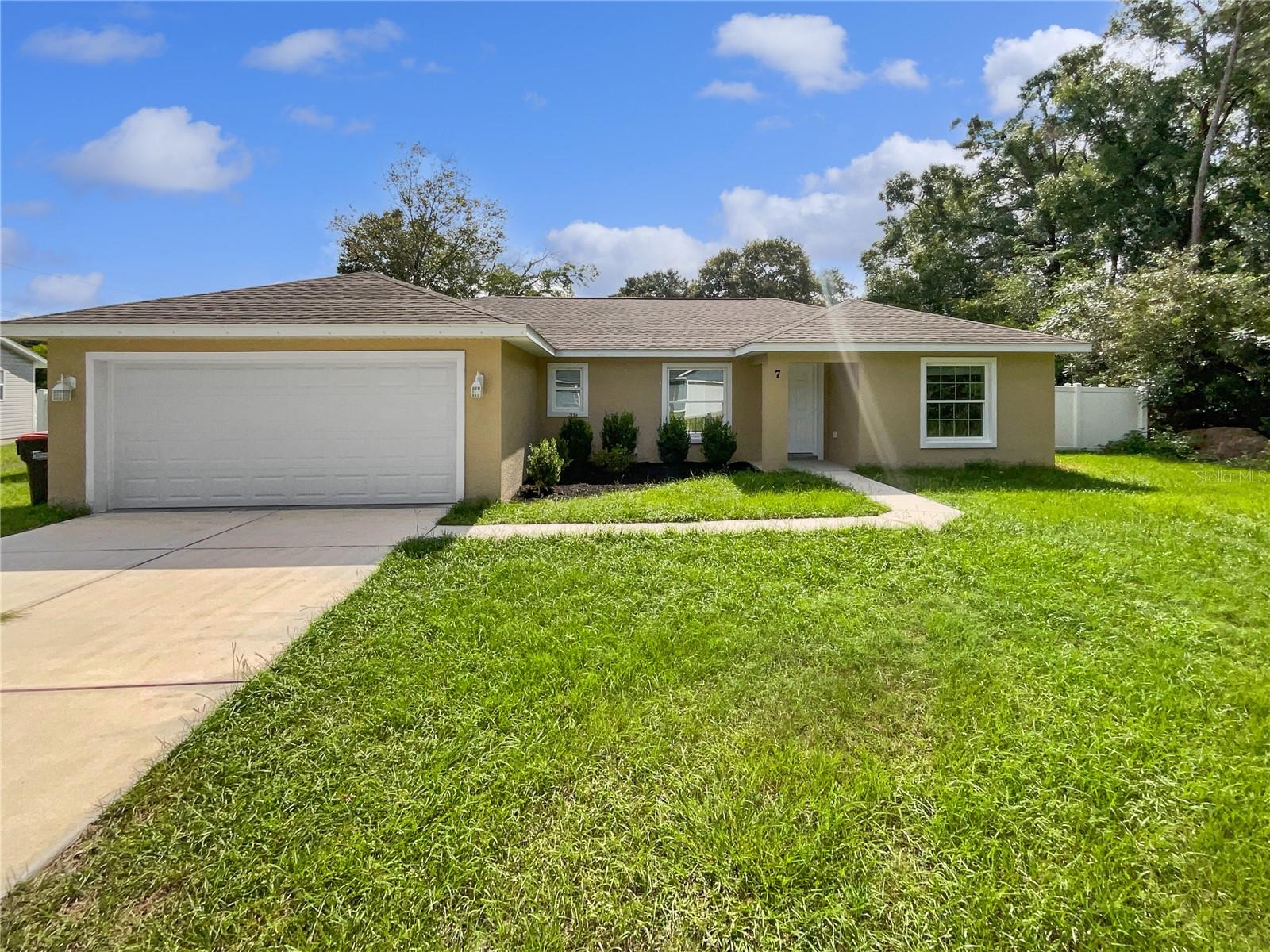 One or more photo(s) has been virtually staged. Welcome to this beautifully maintained 3-bedroom, 2-bathroom home built in 2020, offering modern comfort, quality finishes, and relaxed Florida living. Located in a desirable Ocala neighborhood with no HOA, this move-in-ready home sits on a spacious lot in a quiet, family-friendly area. Inside, the open floor plan creates a warm, inviting space—ideal for everyday living and entertaining.
The kitchen features white shaker soft-close cabinets with brushed nickel hardware, granite countertops, stainless steel appliances, and pendant lighting over the breakfast bar. Enjoy luxury vinyl plank flooring, ceiling fans in every room, and 2" blinds throughout. Both bathrooms offer matching granite-topped vanities and tiled tub/shower combos.
The split-bedroom layout provides privacy, with the primary suite featuring a walk-in closet and ensuite bath. Additional highlights include vaulted ceilings, indoor laundry room, two care garange with an automated garage door opener, and a fully fenced backyard with room for a pool. Conveniently located near Marion Charter School, Baseline Road, and major retailers like Publix, Walmart, and Aldi, with easy access to Silver Springs State Park, Baseline Trailhead, and Florida Greenways and Trails. Commuting to Orlando, Tampa, or Gainesville is a breeze via nearby highways. Don't miss this modern Ocala gem—schedule your showing today!