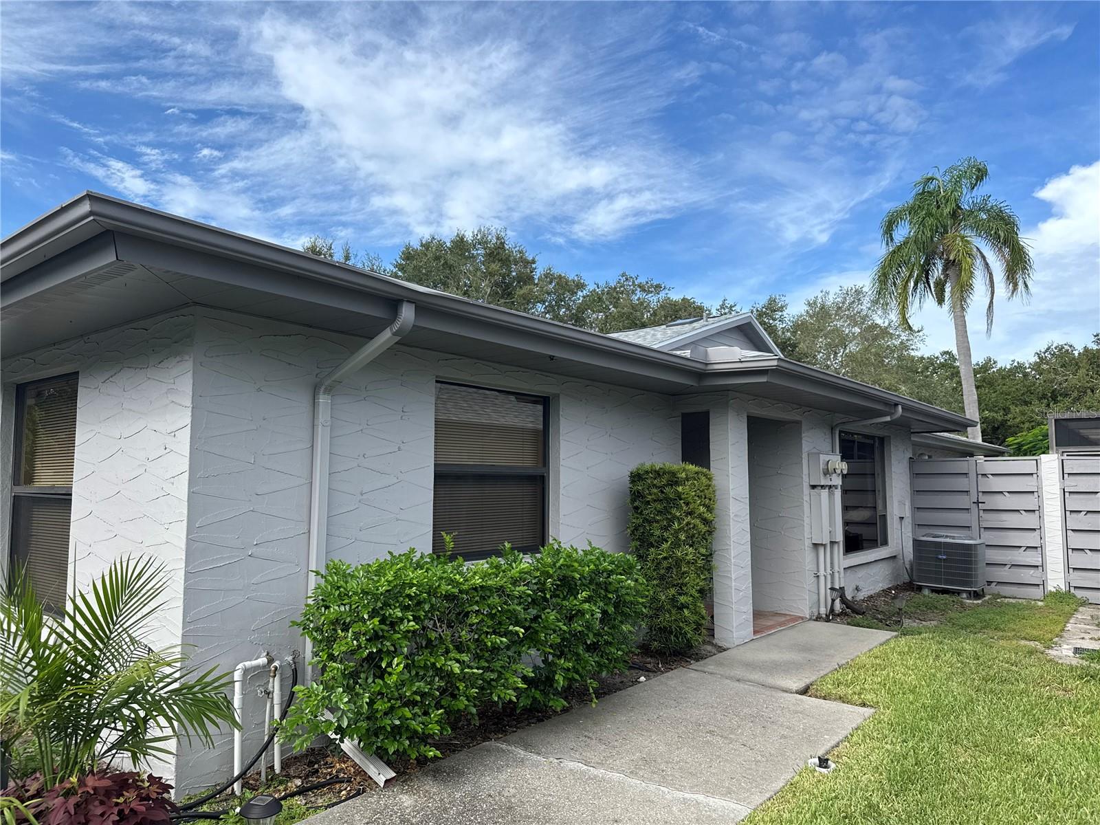 Completely renovated, open January 2026 thur May 31 2026 also open OCT, NOV of 2025
3 great size bedrooms, nice new kitchen, Living room and family room. Great neighborhood pool steps away easy highway access
