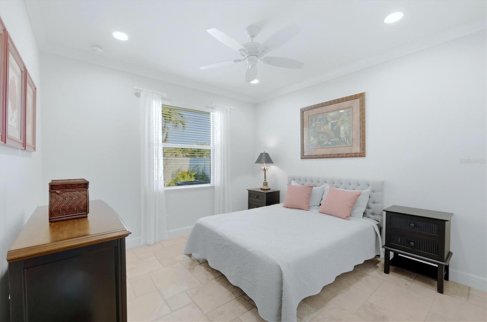 ARTISTS ENCLAVE - Residential