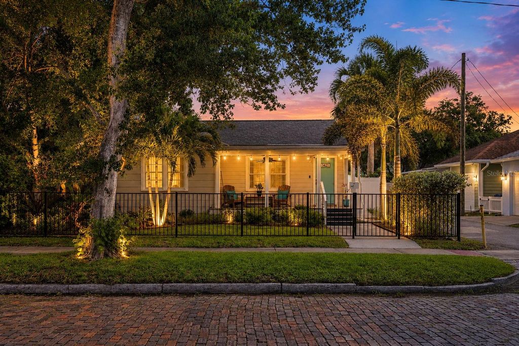 Photo of 1421 21st Avenue N, St Petersburg, FL 33704 (MLS # TB8513316)