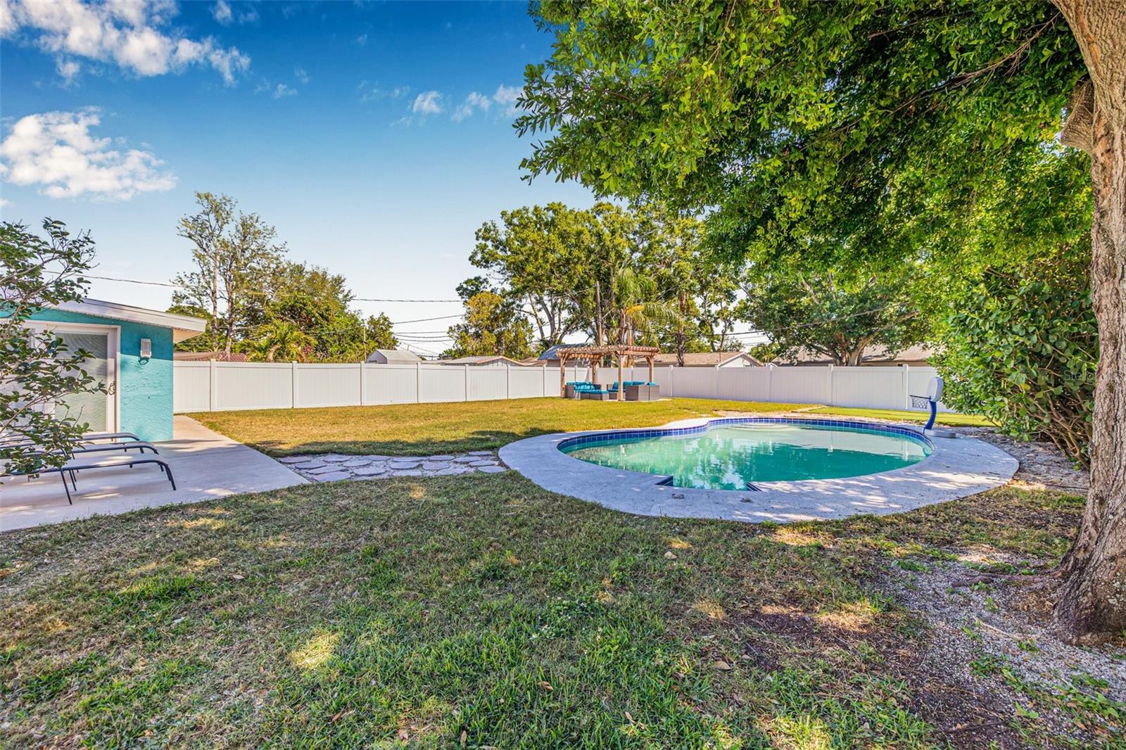 PARADISE PARK MANOR - Residential Lease