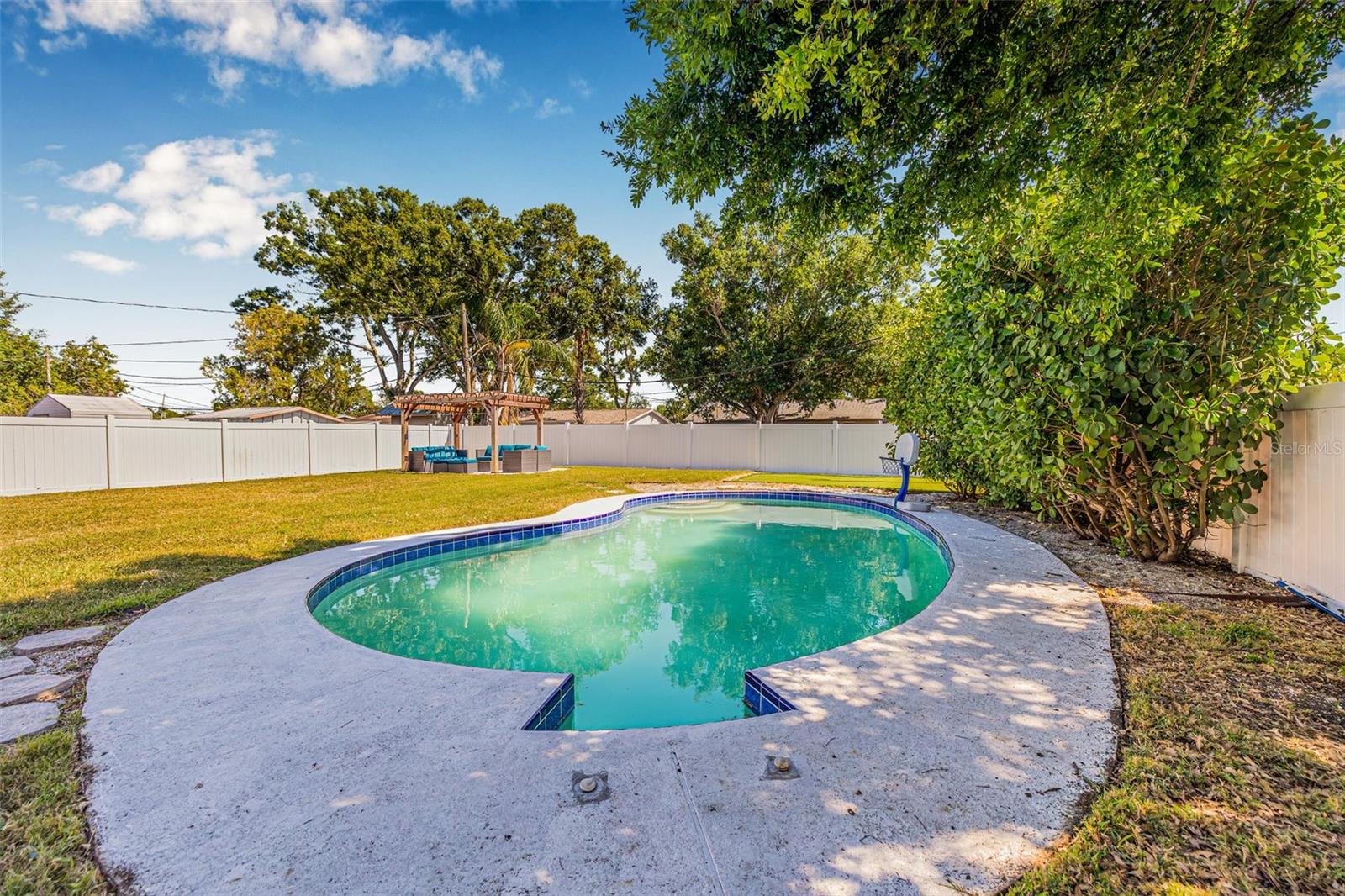 PARADISE PARK MANOR - Residential Lease