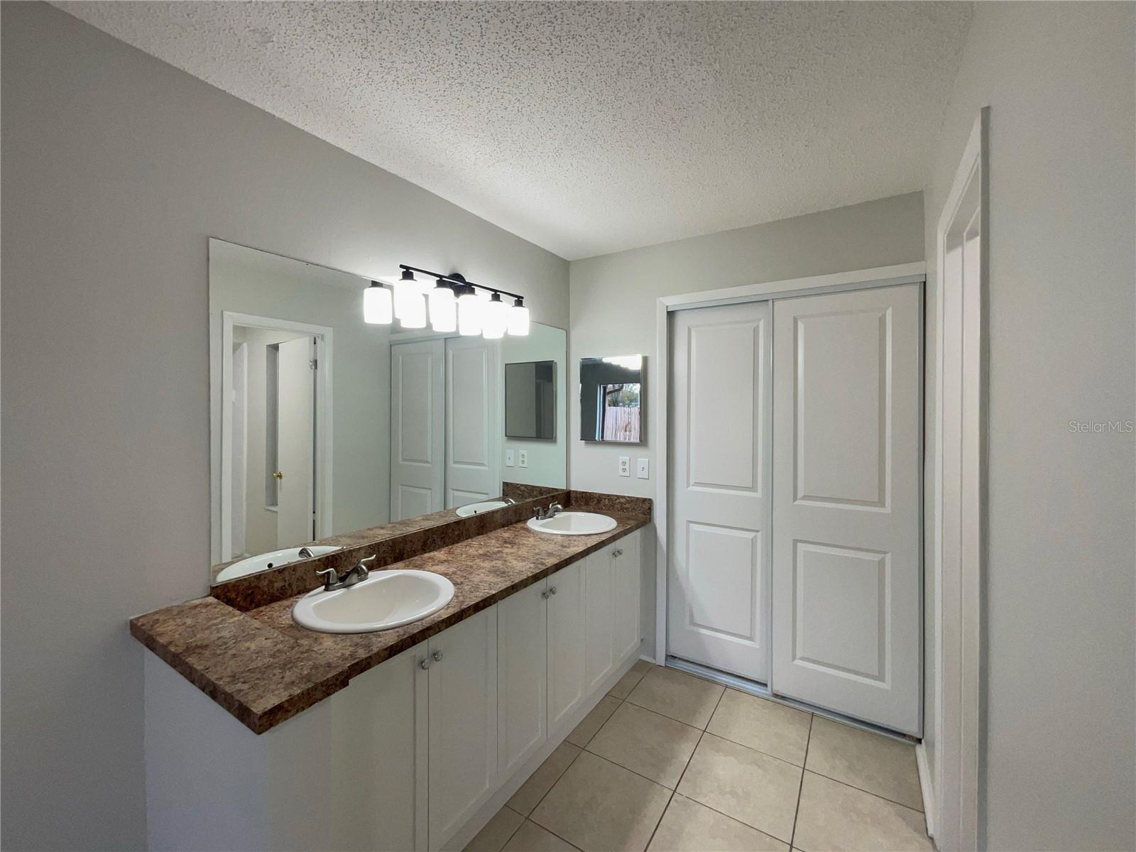 WHISPER LAKES - Residential