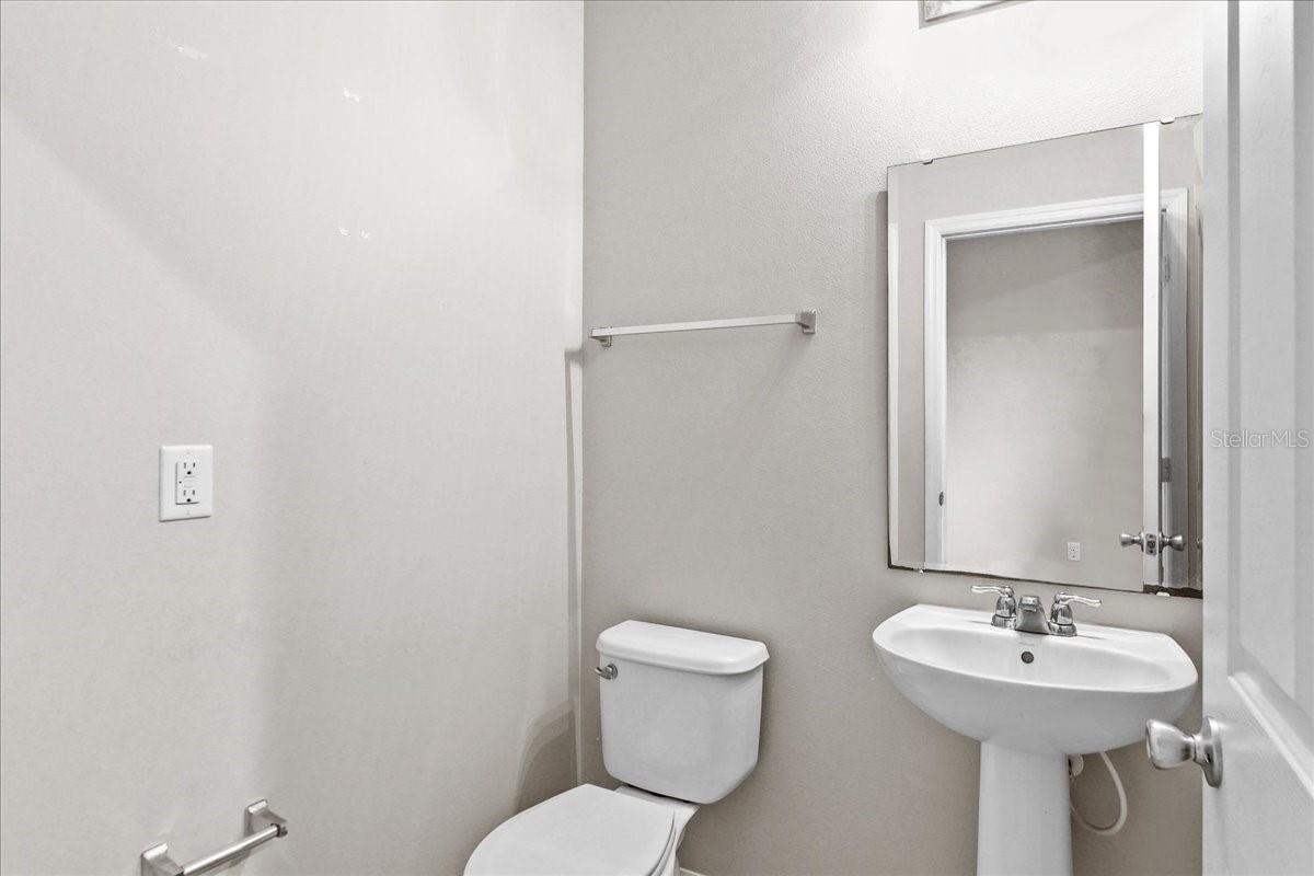 SHINGLE CRK RESERVE / OAKS PH 3 / SHINGLE CREEK - Residential Lease