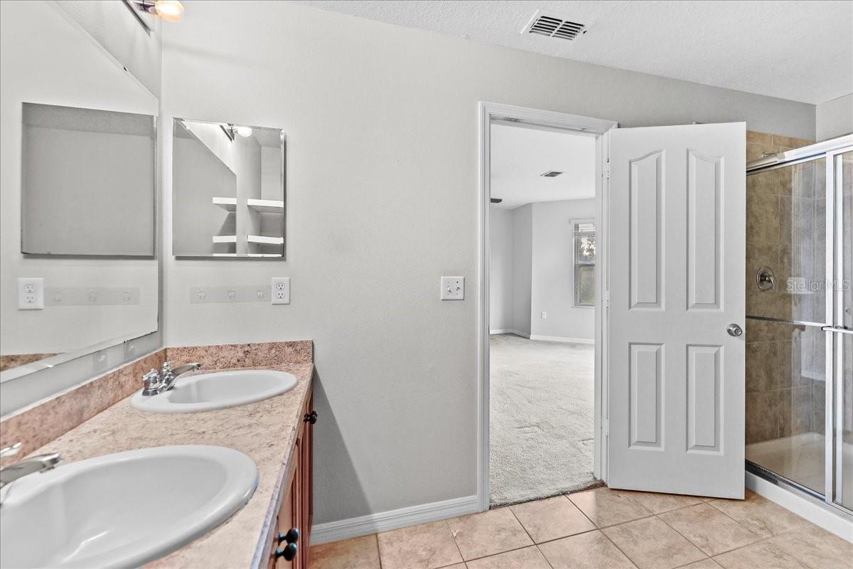 SHINGLE CRK RESERVE / OAKS PH 3 / SHINGLE CREEK - Residential Lease