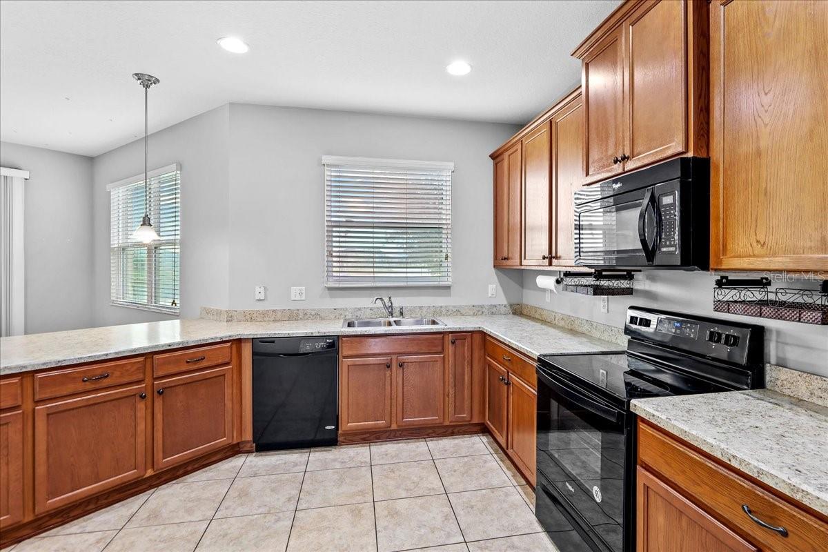 SHINGLE CRK RESERVE / OAKS PH 3 / SHINGLE CREEK - Residential Lease