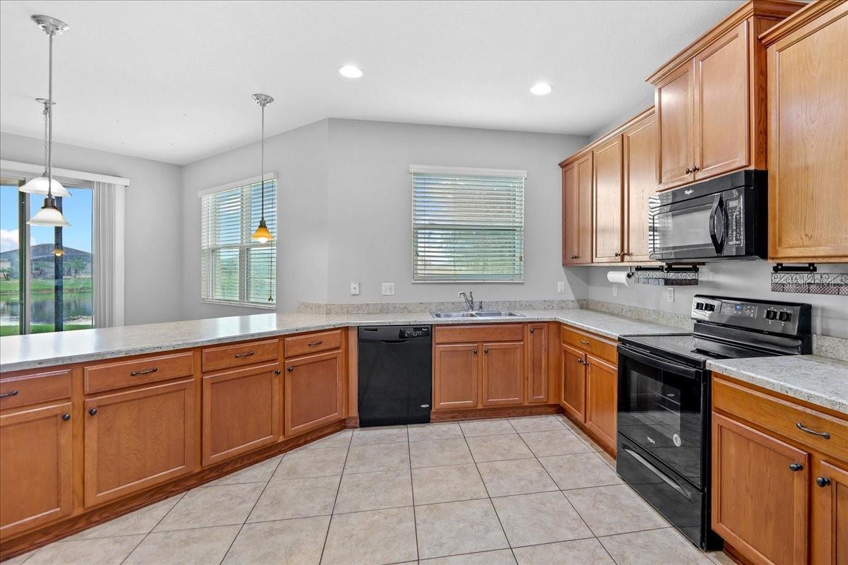 SHINGLE CRK RESERVE / OAKS PH 3 / SHINGLE CREEK - Residential Lease