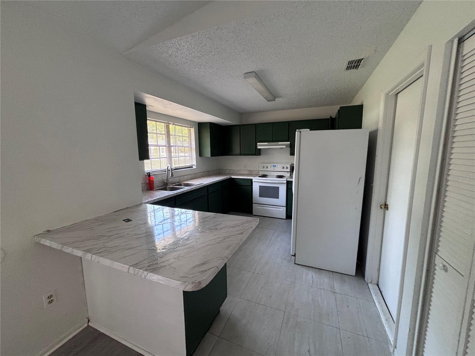 SILVER SPGS SHORES UN 28 - Residential Lease