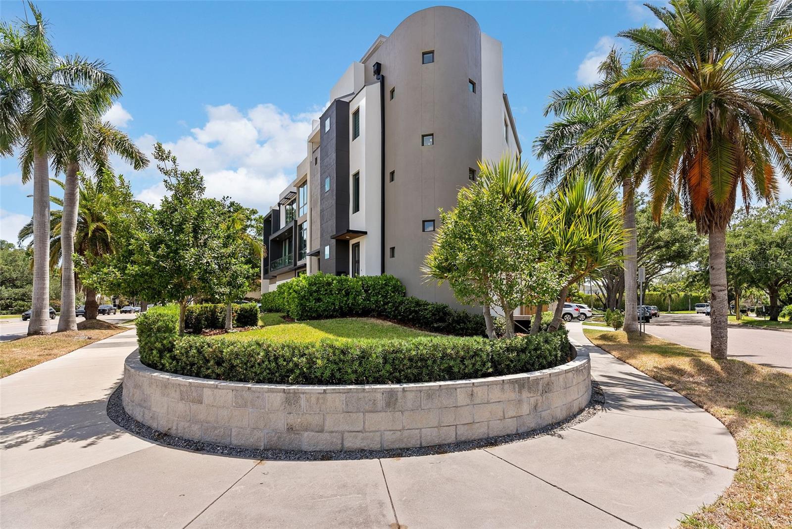 92 W DAVIS BOULEVARD