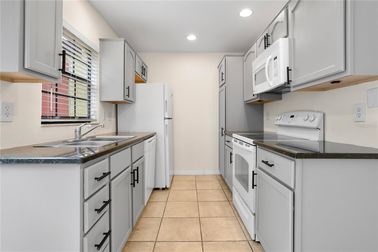 HIDDEN OAKS CONDO PH 04 - Residential