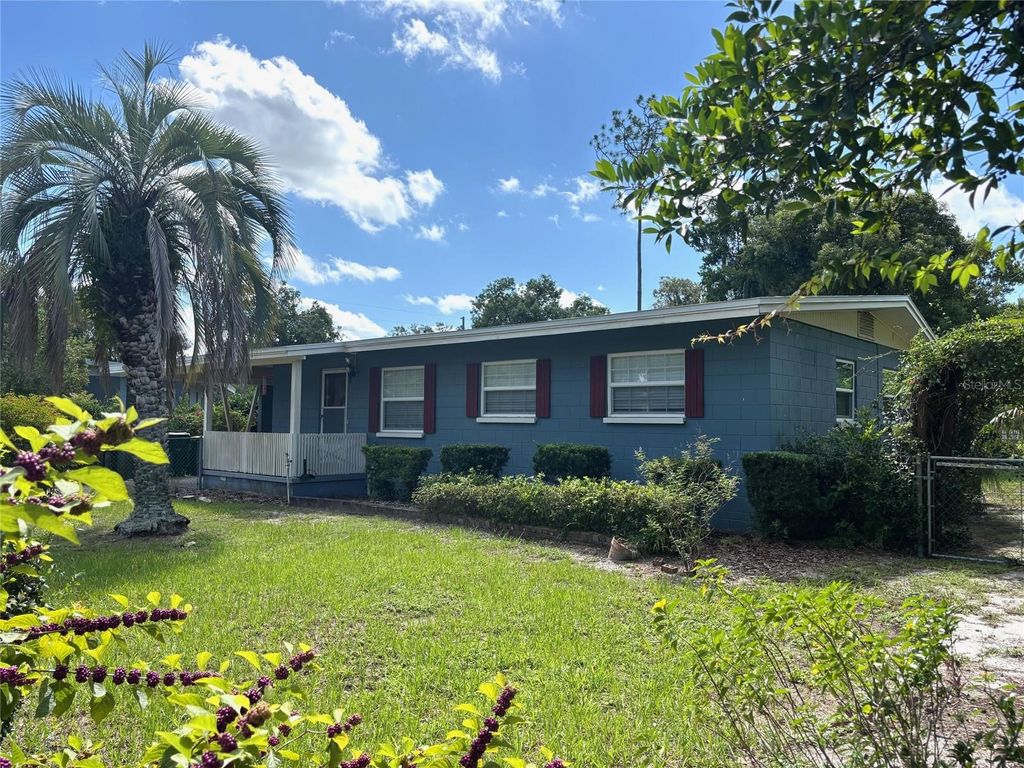 Photo of 600 W Hogle Avenue, Deland, FL 32720 (MLS # V4944963)