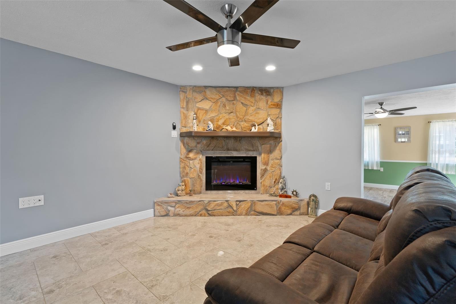 KELLYS UNREC SUB 33-18-17-4B00 - Residential