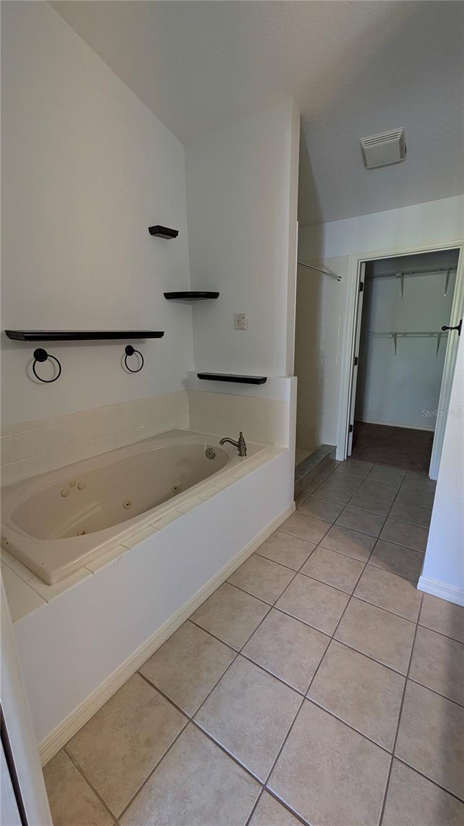 EAST LAKE ESTATES - Residential Lease