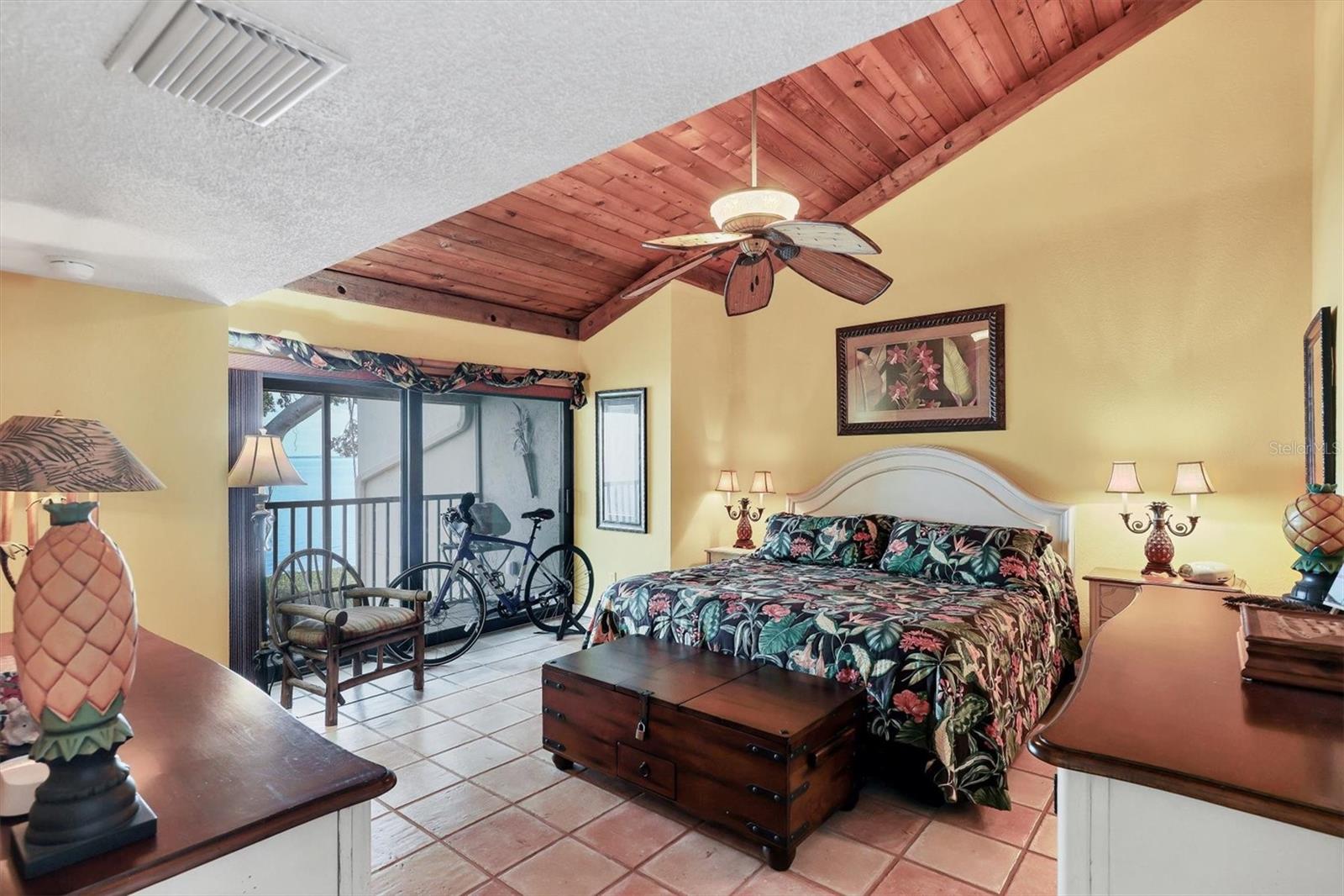 THE BANYAN BAY CLUB - Residential