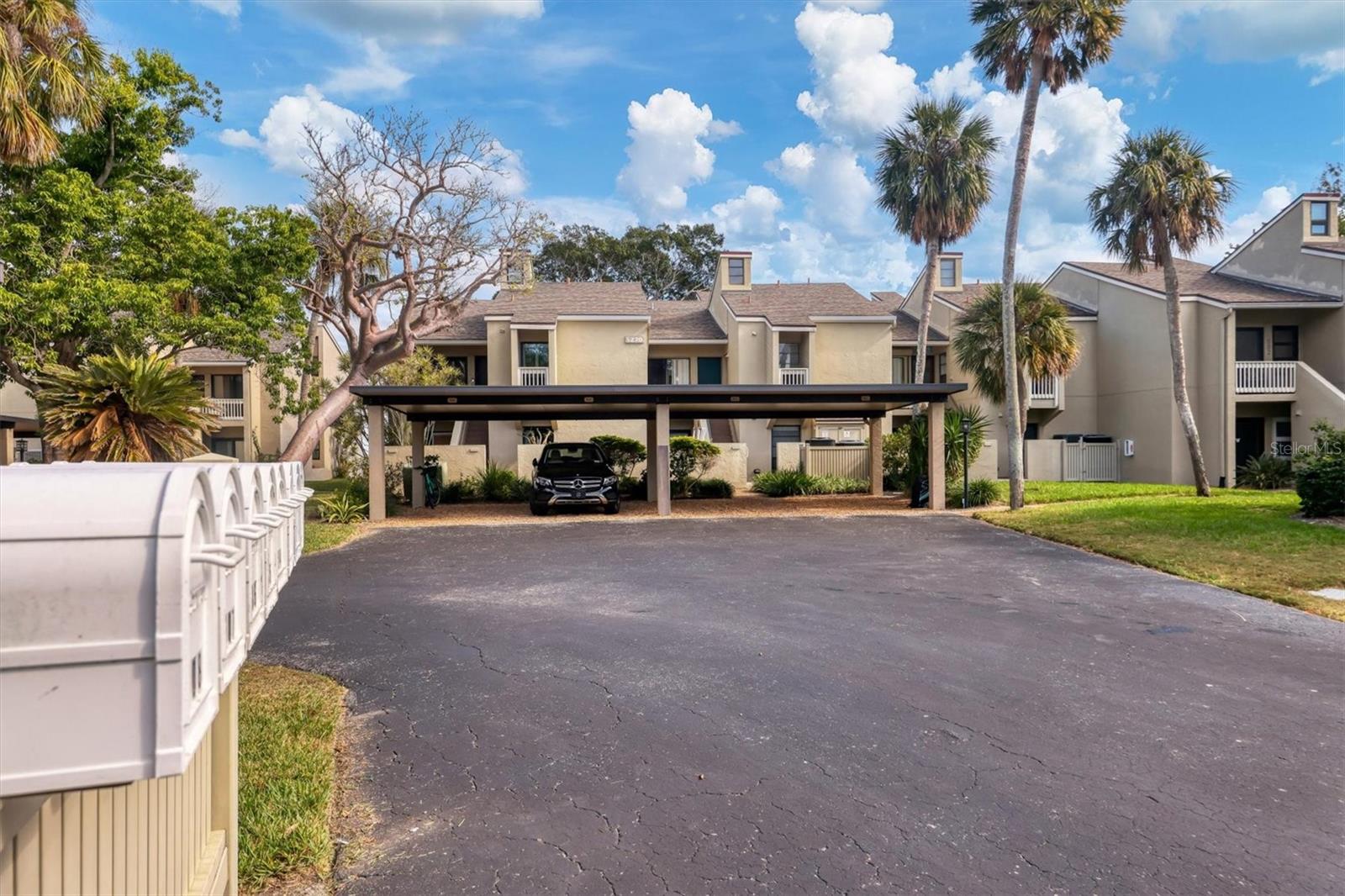 THE BANYAN BAY CLUB - Residential