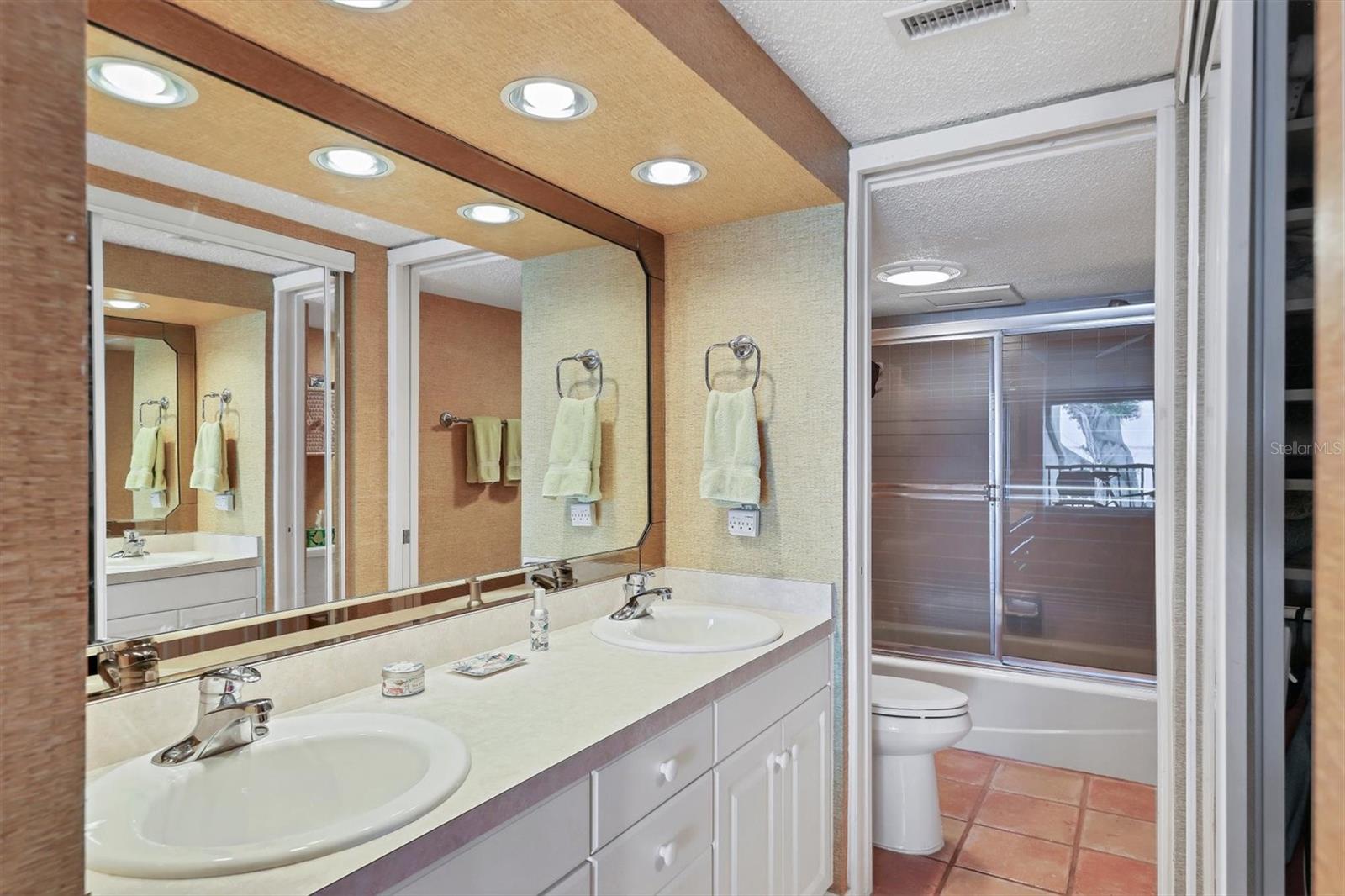 THE BANYAN BAY CLUB - Residential