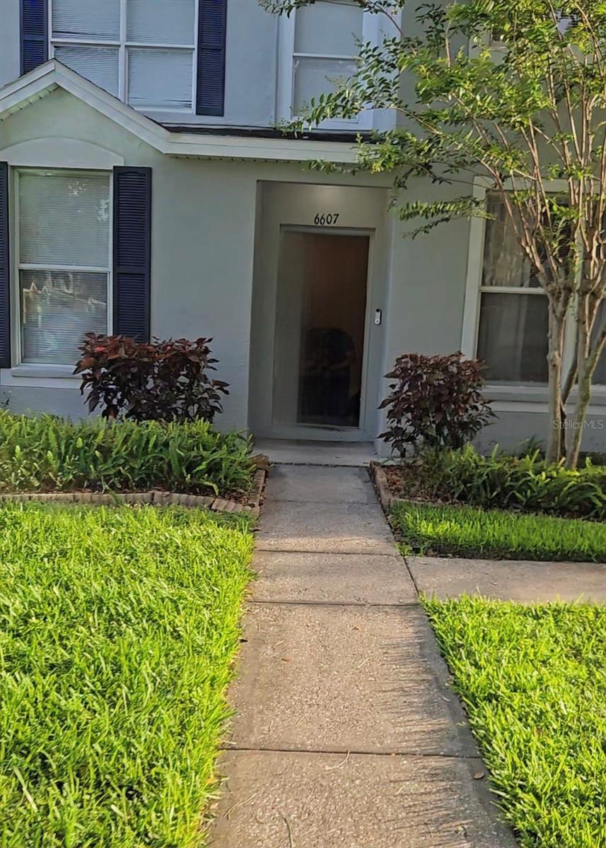 FANTASTIC LOCATION! 3 BEDROOM 2.5 BATH TOWNHOME LOCATED IN RIVERVIEW! THIS BEAUTIFUL TOWNHOME FEATURES A SPACIOUS FLOORPLAN, STAINLESS KITCHEN APPLIANCES, TILE FLOORS ON THE MAIN LEVEL, LAMINATE FLOORING ON THE UPPER LEVEL, GRANITE COUNTERS AND SCREENED IN LANAI. THIS UNIT INCLUDES A REFRIGERATOR, STOVE, OFF STREET ASSIGNED PARKING, WASHER AND DRYER CONNECTIONS. THE COMMUNITY OFFERS A BEAUTIFUL POOL, CLUBHOUSE, FITNESS CENTER, PARK AND ENCLOSED DOG PLAY AREA. DINING AND SHOPPING CLOSE BY TO INCLUDE THE FABULOUS WINTHROP TOWN CENTRE. THIS ONE WON'T LAST LONG!