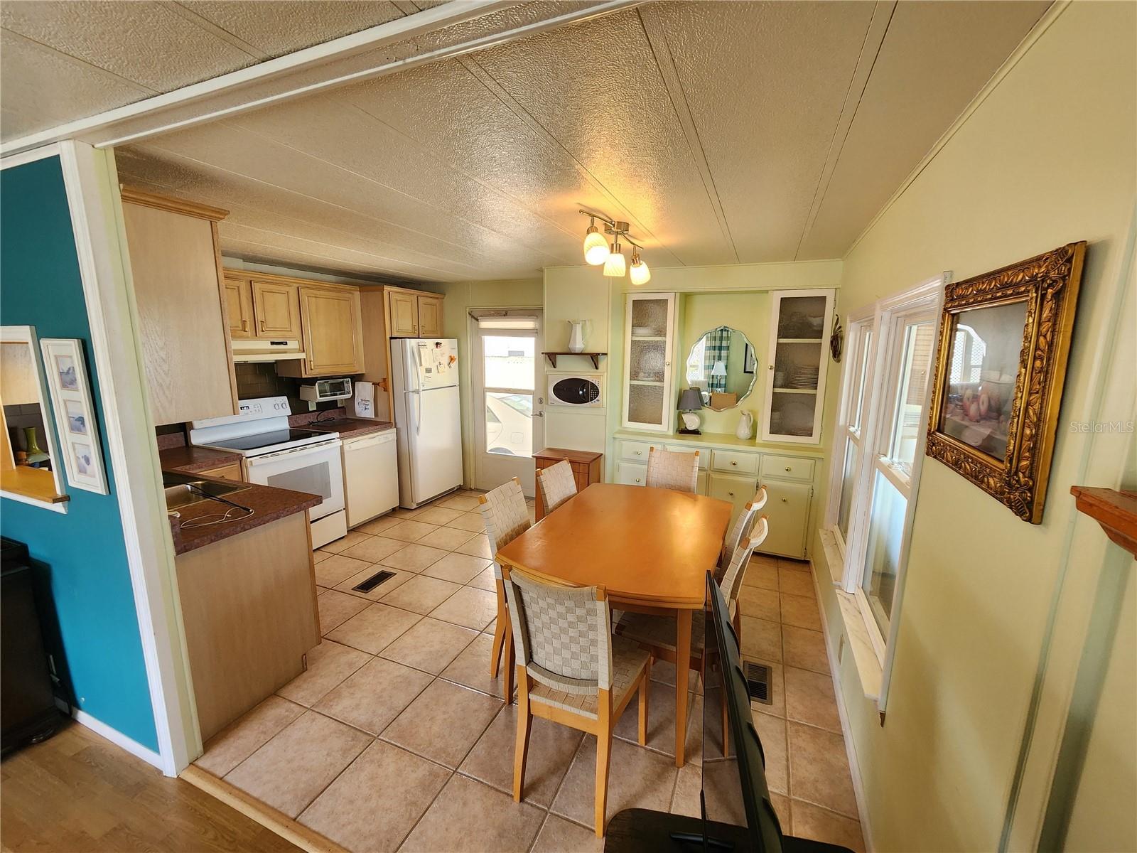 PALM LAKE ESTATES - Residential