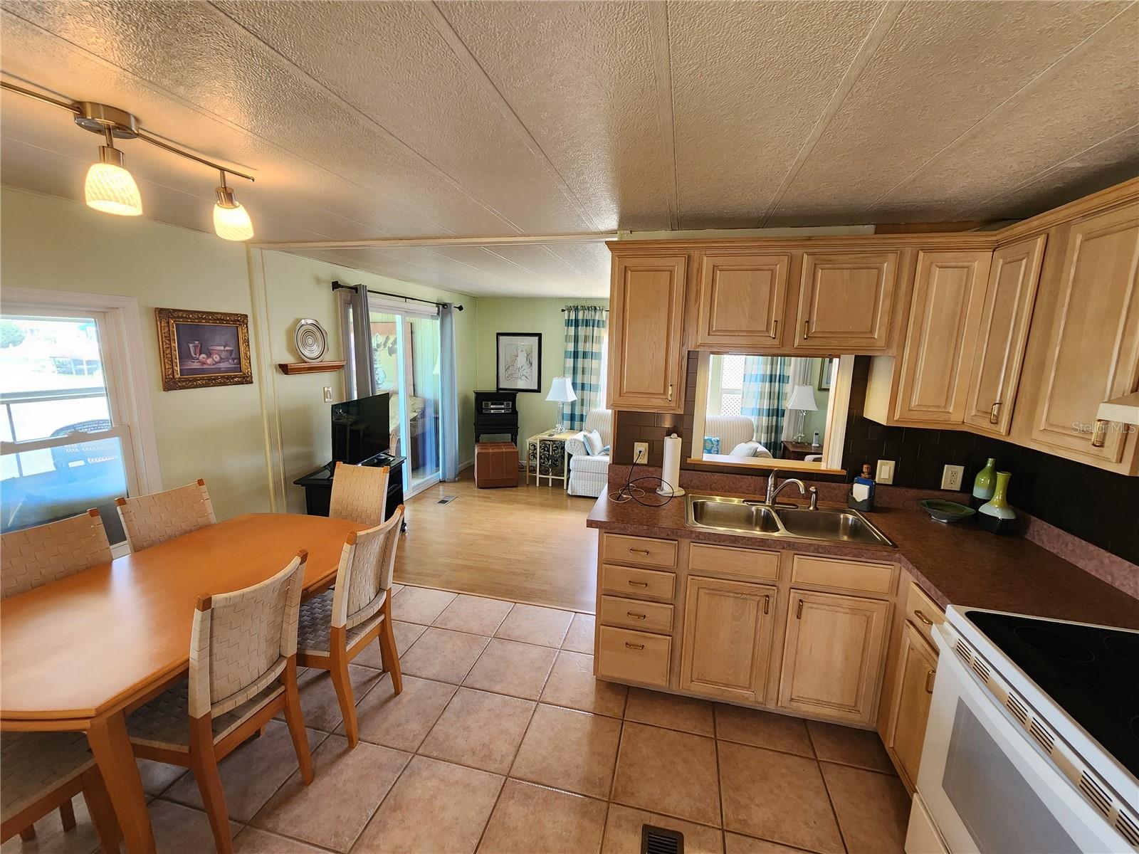 PALM LAKE ESTATES - Residential