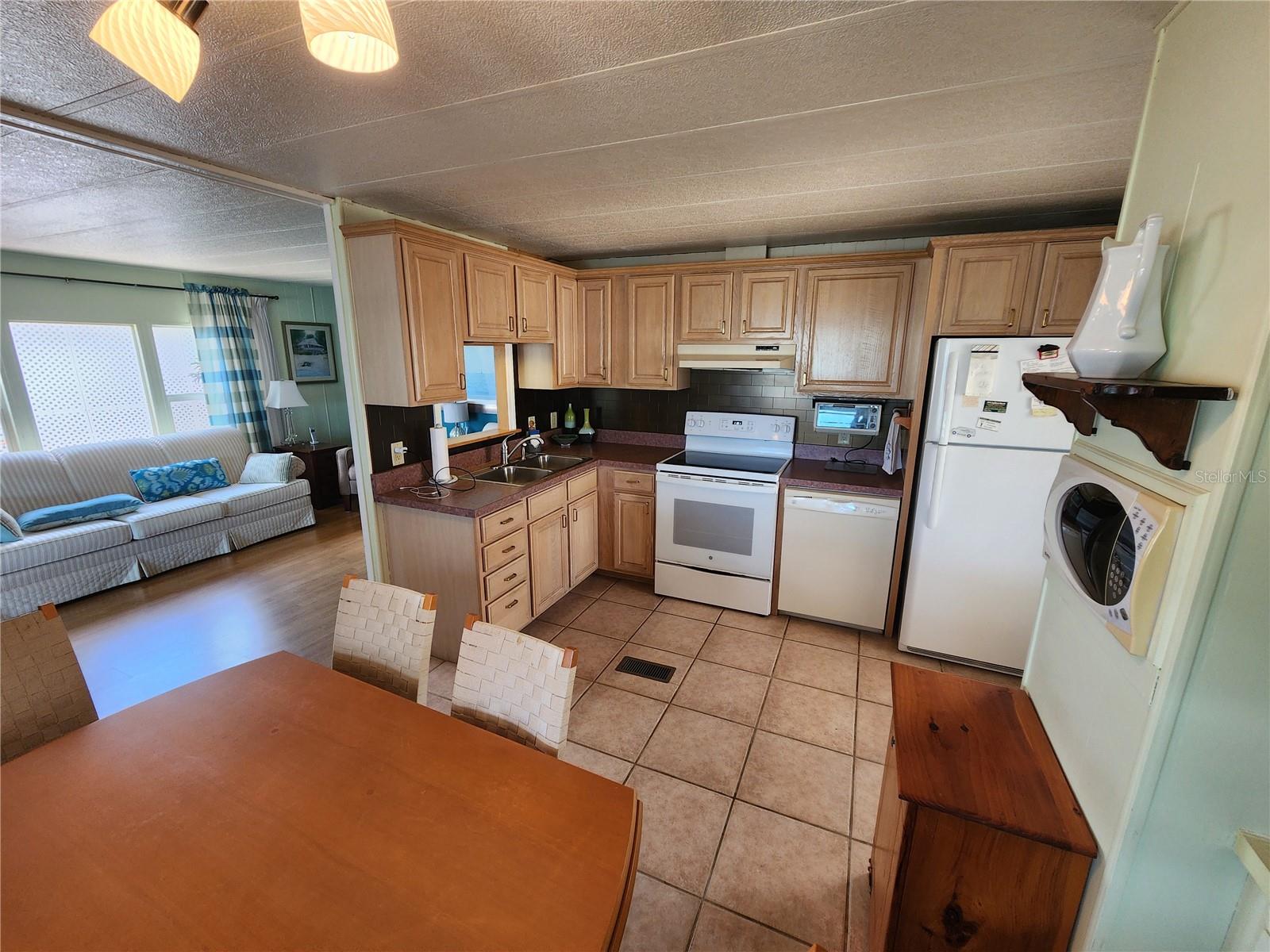 PALM LAKE ESTATES - Residential