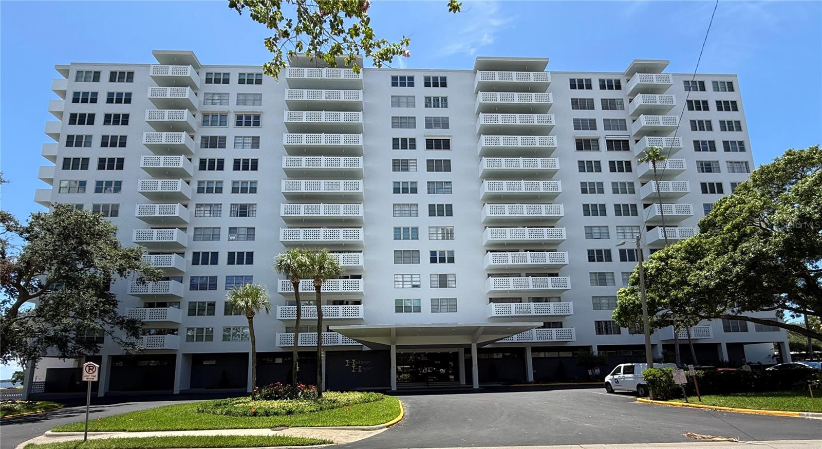 Imagine the potential of waterfront living with this 1-bedroom, 1-bathroom condo located on the 6th floor of Harbour House Condominiums, offering stunning views of Hillsborough Bay. This unit provides the perfect opportunity to customize your dream space with some needed updates and renovations. Enjoy the unbeatable location in the heart of Tampa, with nearby shops, restaurants, and scenic Bayshore Boulevard just steps away. Whether you're an investor or looking to create your own bayfront retreat, this condo is full of promise and priced to sell. Don't miss the chance to make this view yours!