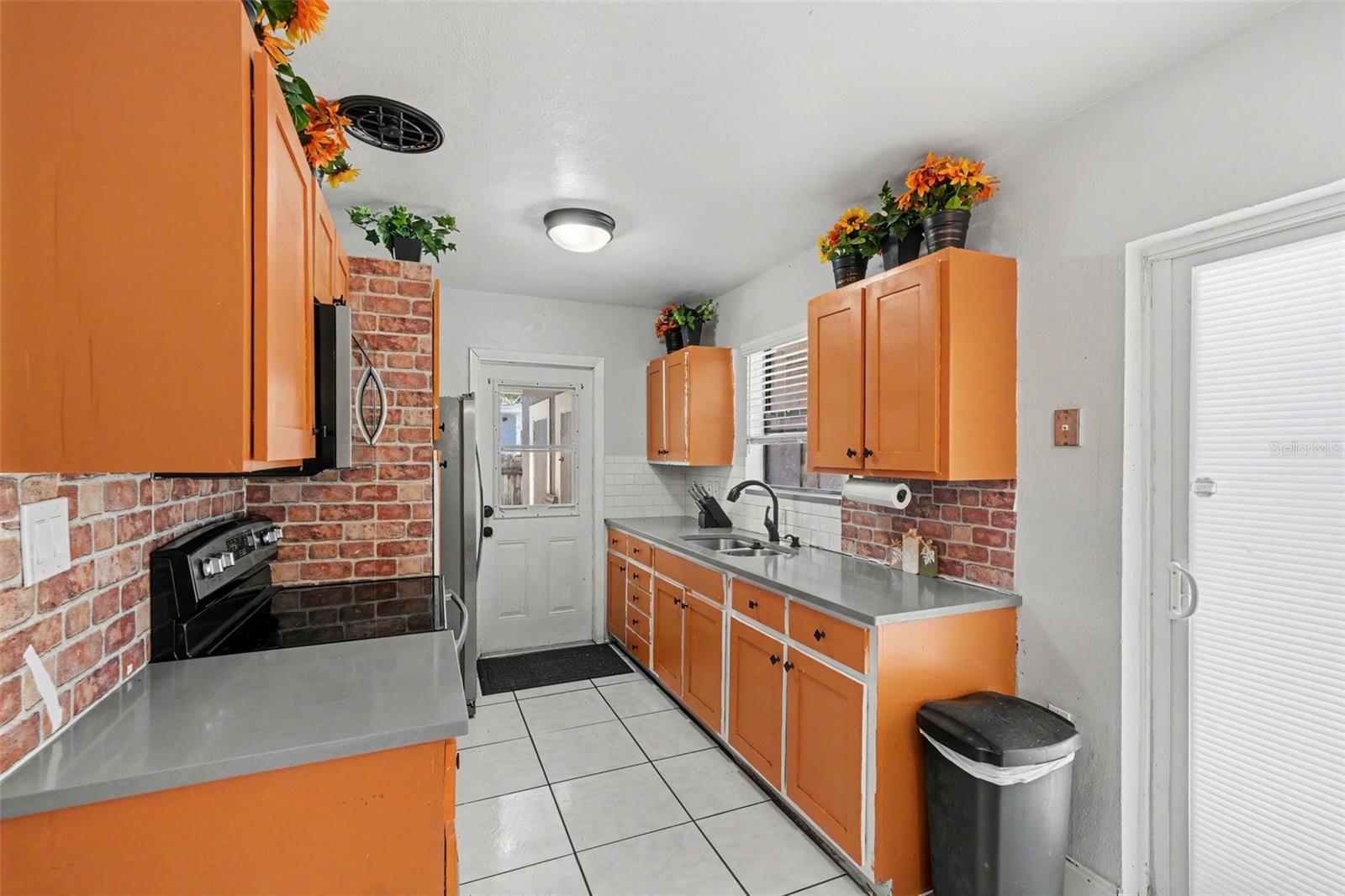 1109 WILLOW LANE