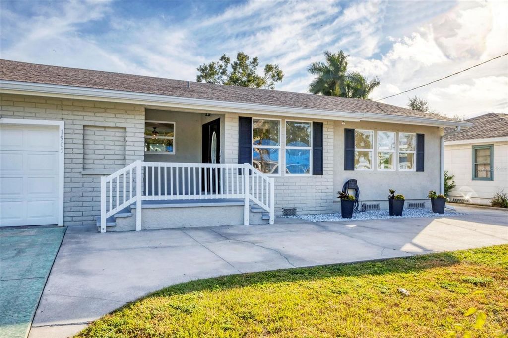 Photo of 1905 14th Avenue W, Bradenton, FL 34205 (MLS # A4661185)