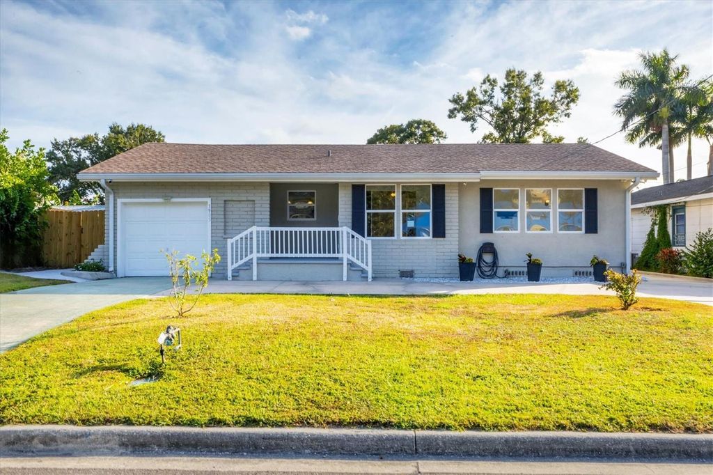 Photo of 1905 14th Avenue W, Bradenton, FL 34205 (MLS # A4661185)