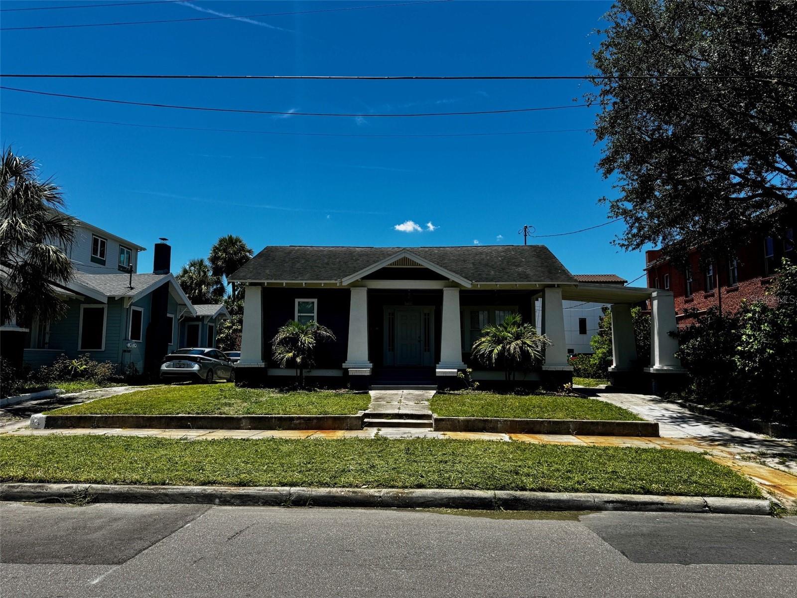 BEAUTIFUL FULLY RENOVATED HOME IN HYDE PARK/SOHO AREA. BEAUTIFUL KITCHEN, NEW PAINT, FLOORS, ACTUALLY TO MANY TO LIST. THIS HOME HAS IT ALL. CLOSE TO SHOPPING, DINING, ENTERTTAINMENT AND DOWTOWN TAMPA. MINUTES FROM MACDILL AFB. THIS BABY WILL NOT LAST LONG....