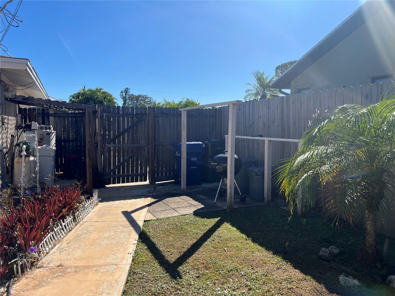 SOUTH VENICE - Residential