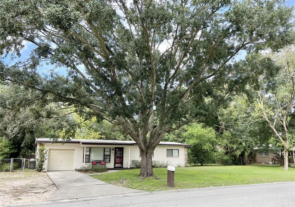 Photo of 110 Glen Ridge Ave, Temple Terrace, FL 33617 (MLS # TB8456481)