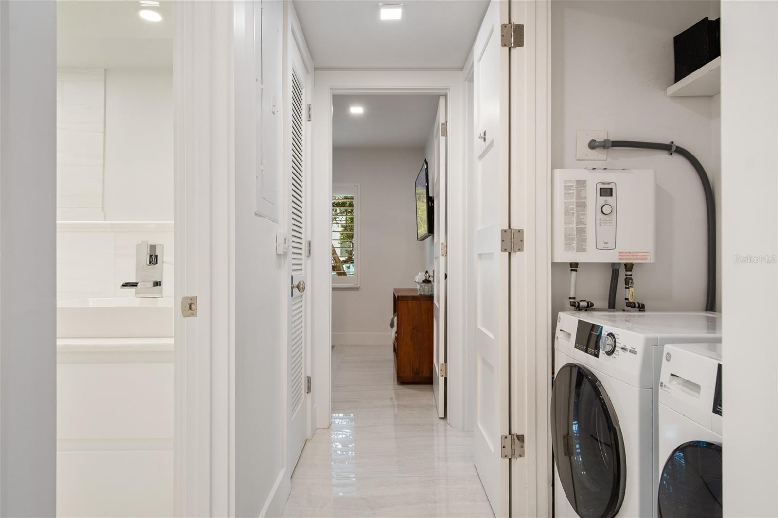 LAKE MAITLAND TERRACE APTS - Residential