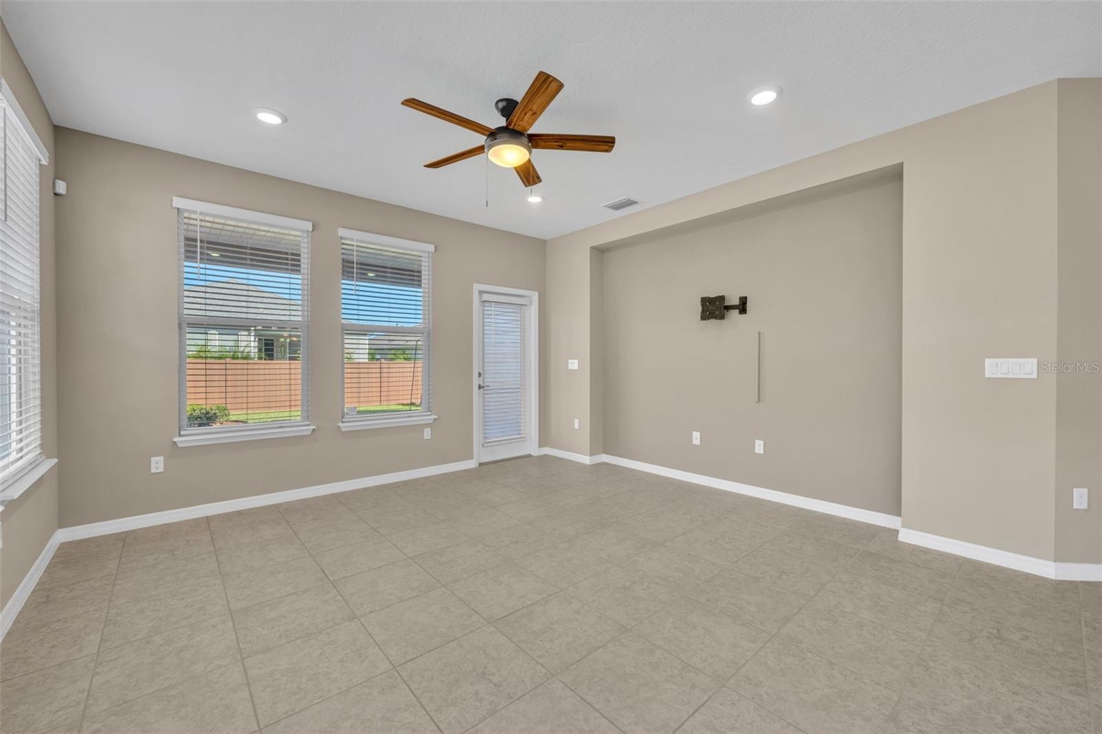 CASCADES/GROVELAND PH 6 - Residential