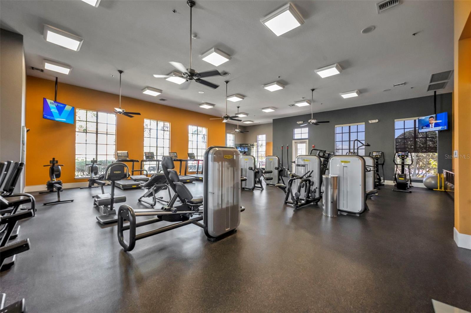 CASCADES/GROVELAND PH 6 - Residential