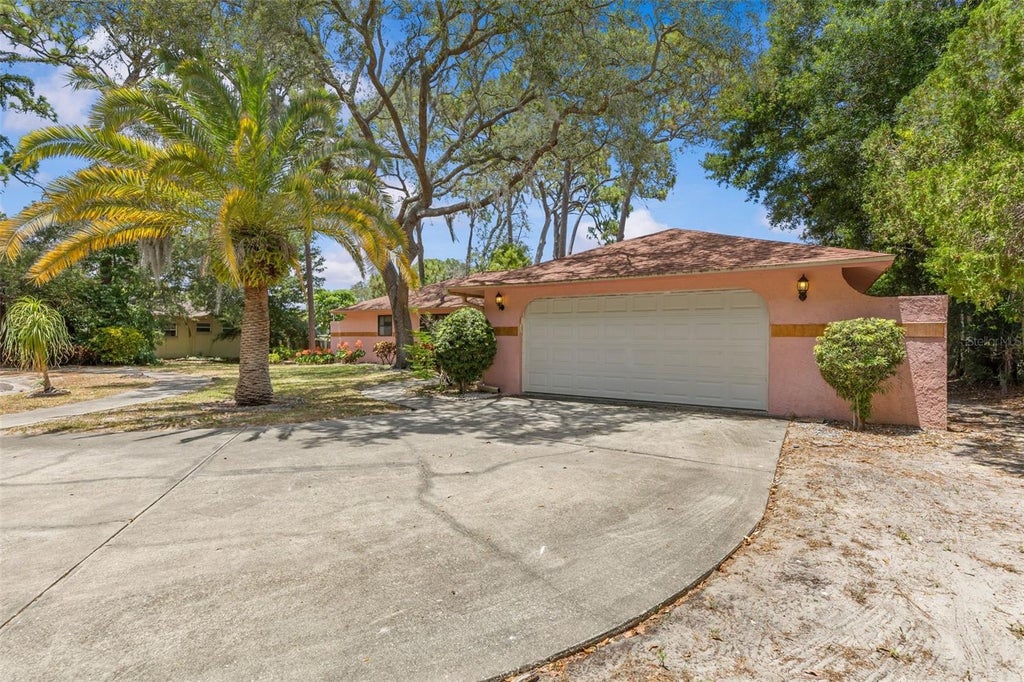Photo of 505 Village Oak Drive, Tarpon Springs, FL 34689 (MLS # TB8520520)