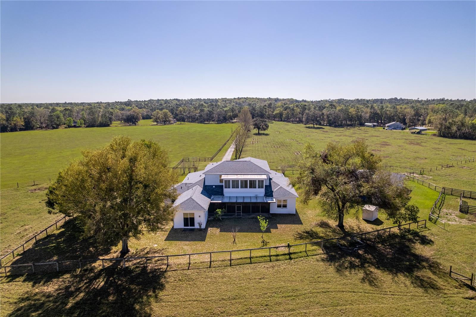 WHISPERING OAKS - Residential