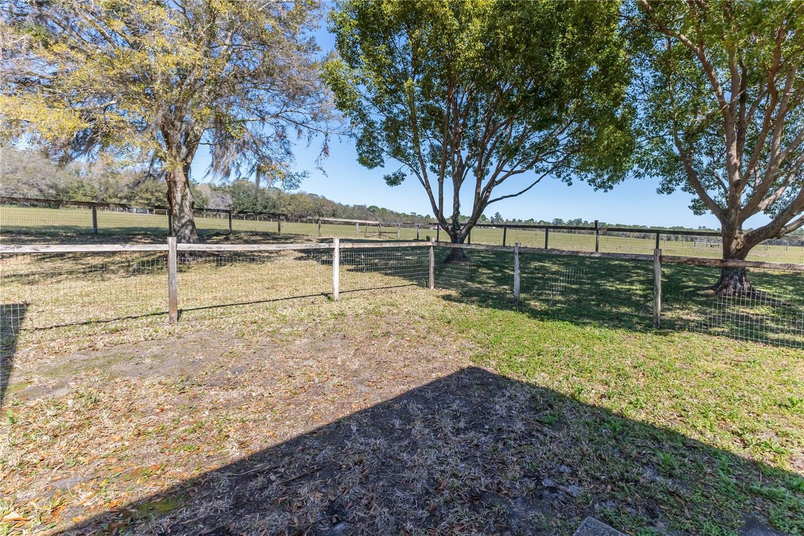 WHISPERING OAKS - Residential