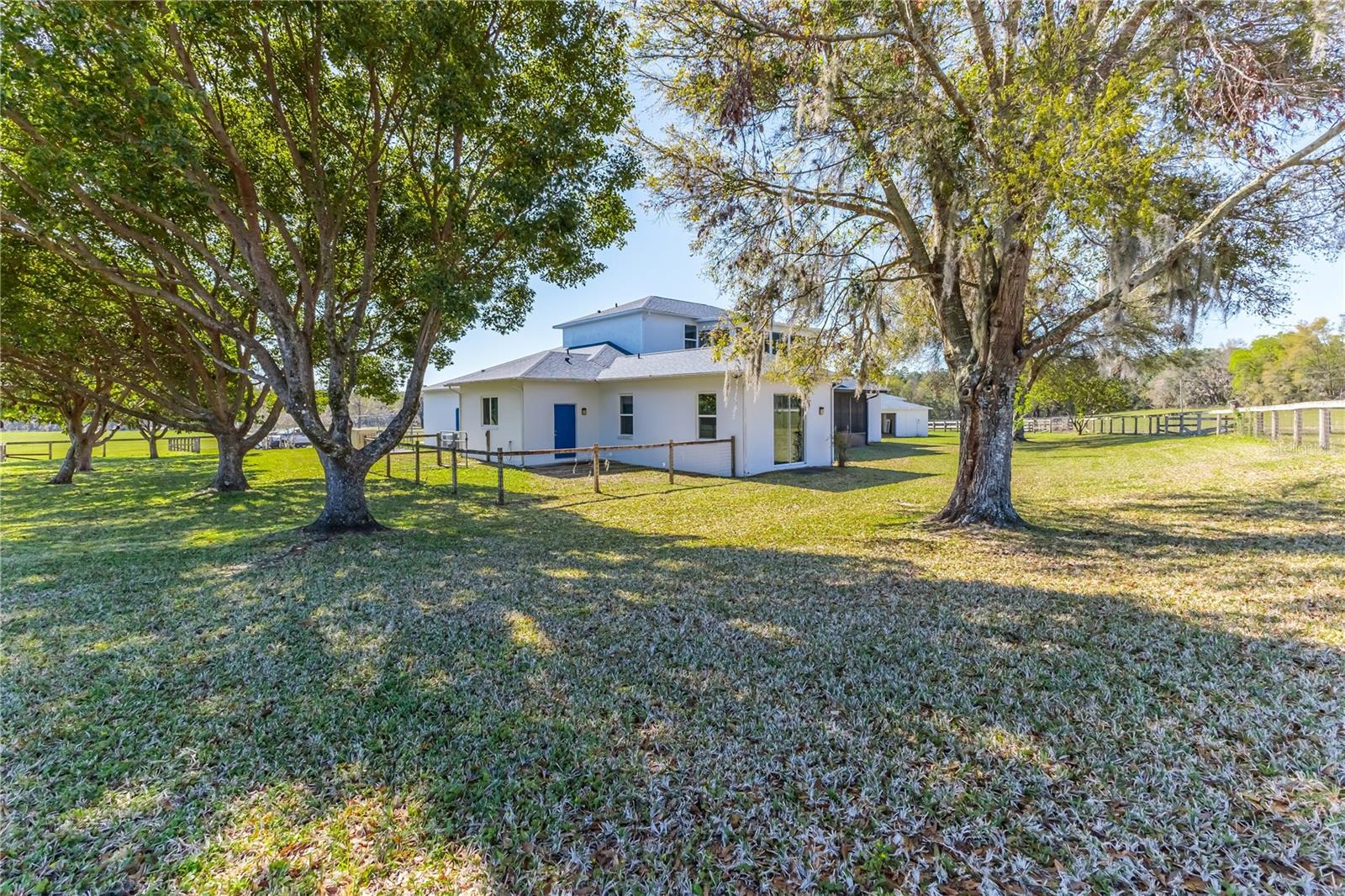 WHISPERING OAKS - Residential