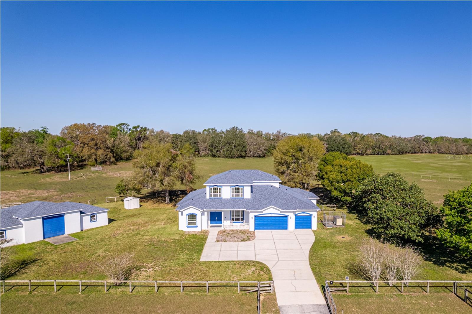 WHISPERING OAKS - Residential