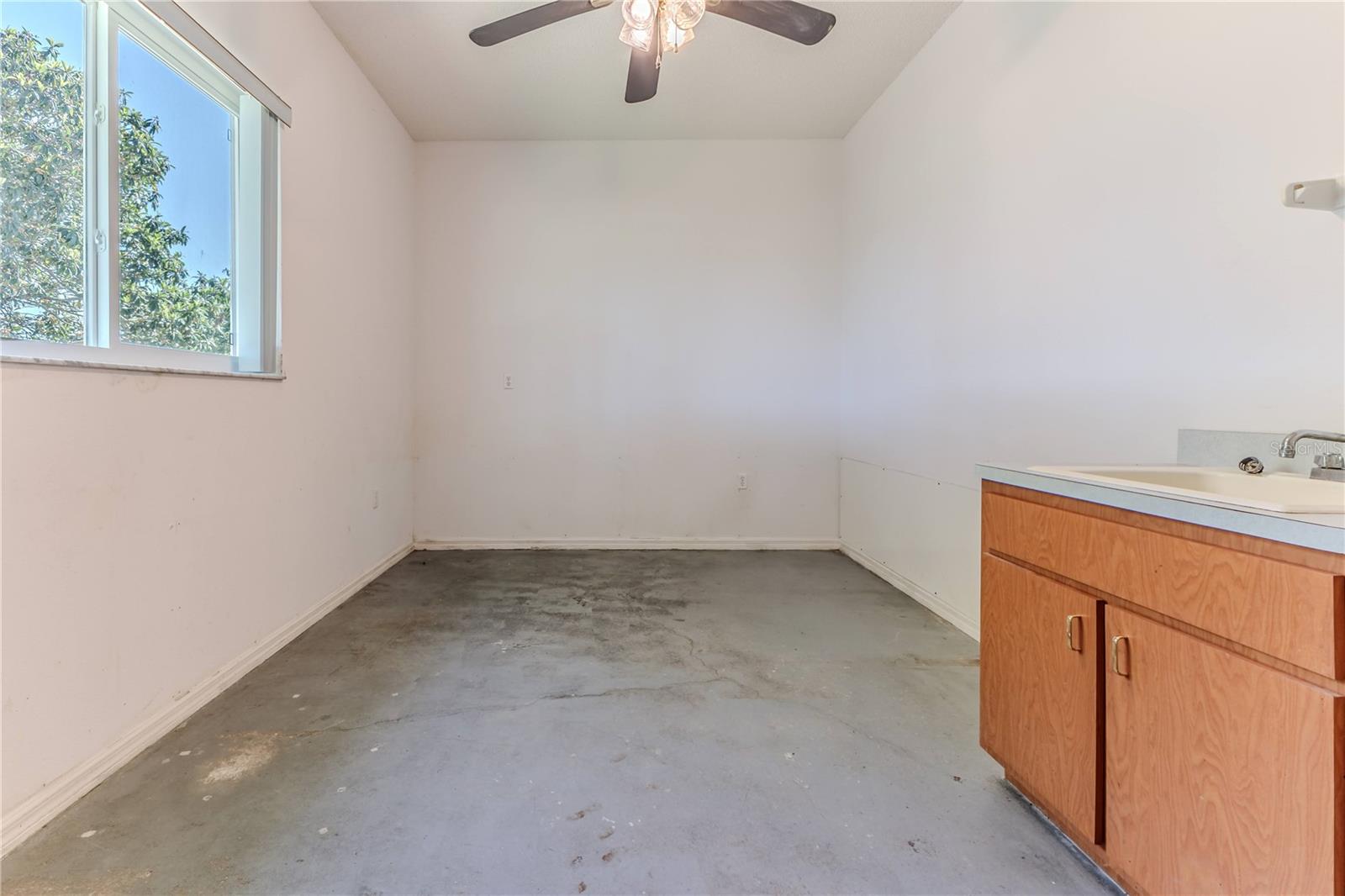 WHISPERING OAKS - Residential